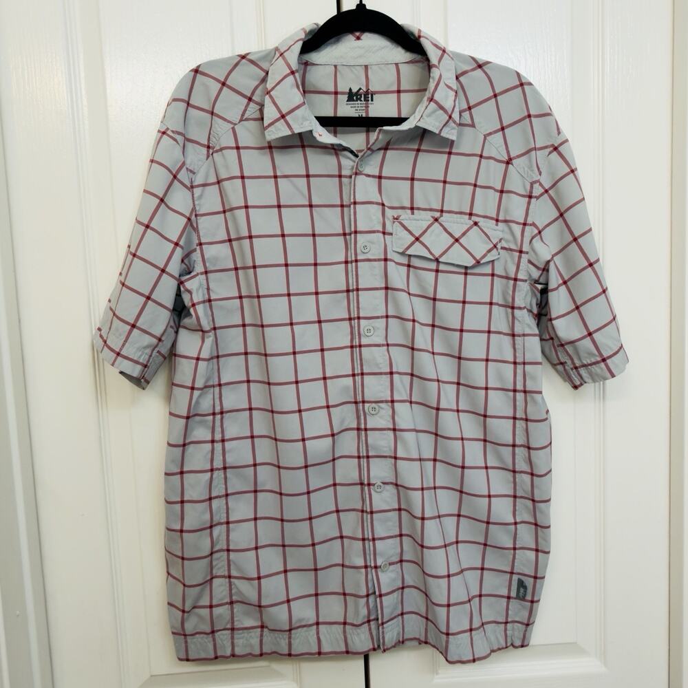 REI Men’s Short Sleeve Gray/Red Plaid Camp Style Button Up Nylon Blend Sz Medium